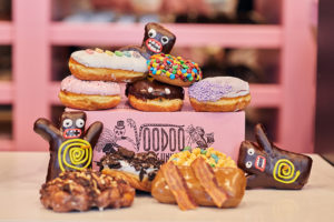 18 32094 Cw18 Voodoo Doughnut First Look Interiors Doughnuts Donut Interiors Signage Food Citywalk Cw